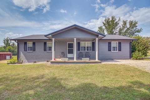 7 Mi to Barren River Lake: Quiet Getaway w/ Yard! House in Barren River Lake