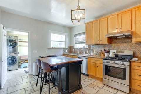 1 Mi to Dimond District: Oakland Home w/ Deck House in Oakland