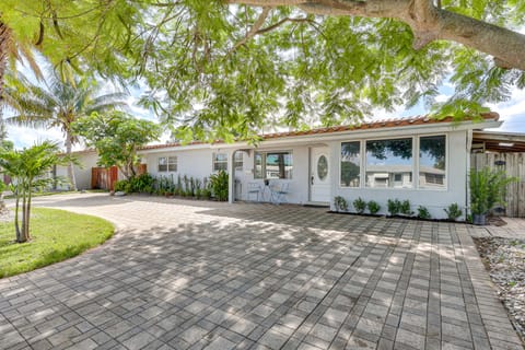 Fish, Swim & Relax Poolside! Deerfield Beach Oasis House in Deerfield Beach