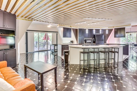 Walk to School House Winery: Home w/ Deck! House in Ohio