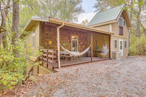Romantic Pondside Escape: Country Cottage in Paris Cottage in Ohio