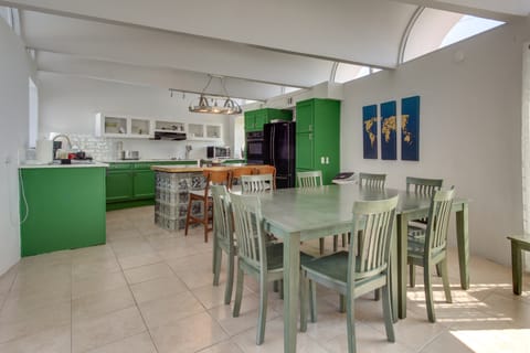 Walk to Beach: Unique Family Gem in Pass Christian House in Long Beach