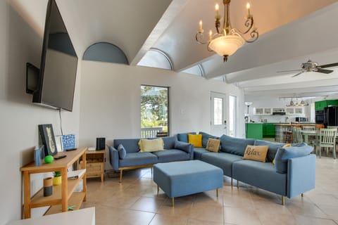 Walk to Beach: Unique Family Gem in Pass Christian House in Long Beach