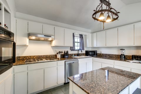 2 Mi to University & Long Beach Harbor: Family Gem House in Long Beach