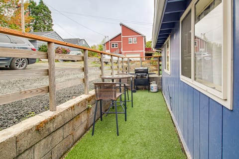 Walk to Mingus Park: Quaint Escape w/ Private Yard House in Coos Bay