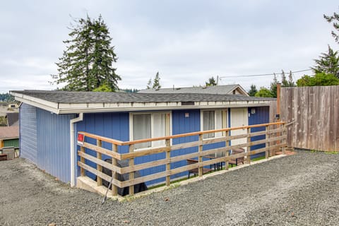 Walk to Mingus Park: Quaint Escape w/ Private Yard House in Coos Bay