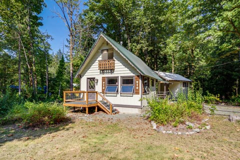 Walk to Skykomish River: Wooded Escape w/ Fire Pit House in Baring