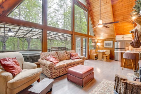 Bear Essentials: 2 Mi to Smoky Mtns Nat’l Park House in Sevier County