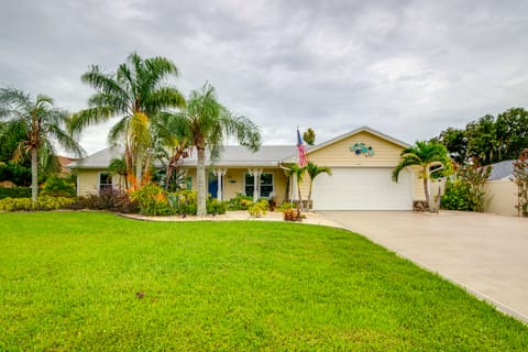 Outdoor Oasis w/ Bar & Lanai: Tavares Escape House in Tavares