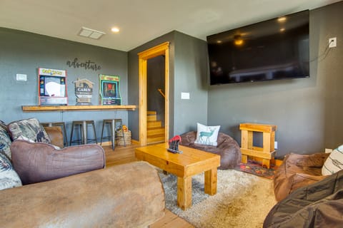 Ski & Hike: Mars Hill Mountaintop Cabin w/ Views House in Tennessee