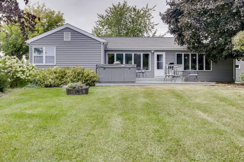 Lakefront Home W/Dock Near Fond Du Lac House in Lake Winnebago