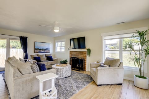 Walk to Dtwn Camas! Updated Home w/ Game Room House in Willamette Valley