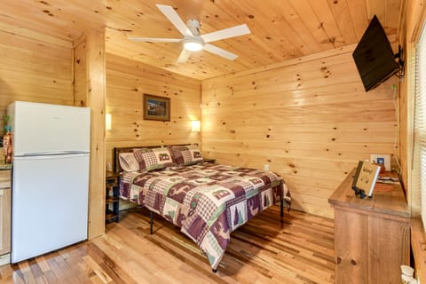 ‘Hudson’s Hideaway Cabin’ on Creek in Beattyville! Apartment in Beattyville