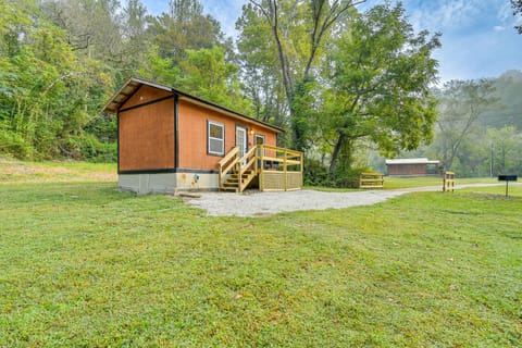 ‘Hudson’s Hideaway Cabin’ on Creek in Beattyville! Apartment in Beattyville
