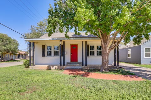 Time Machine: Games Galore in Lubbock Home By TTU! House in Lubbock
