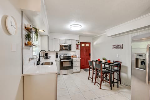 Walk to Campus, FSU Photo Wall: Inviting Retreat! House in Tallahassee