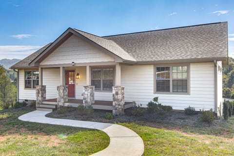 5 Mi to Dtwn, Stunning Views: Weaverville Retreat! House in Buncombe County