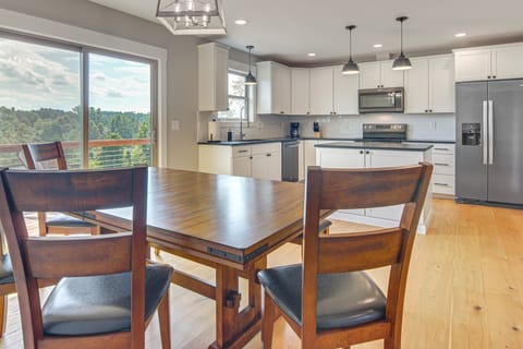 5 Mi to Dtwn, Stunning Views: Weaverville Retreat! House in Buncombe County