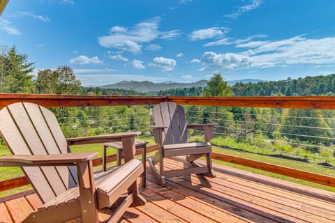 5 Mi to Dtwn, Stunning Views: Weaverville Retreat! House in Buncombe County