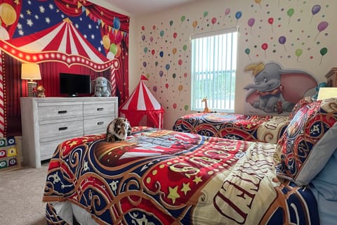 8 Mi to Disney! 'Paradise Found Villa' w/ Games Villa in Four Corners