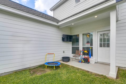 10 Mi to Downtown Houston: Family Home w/ Yard House in Houston