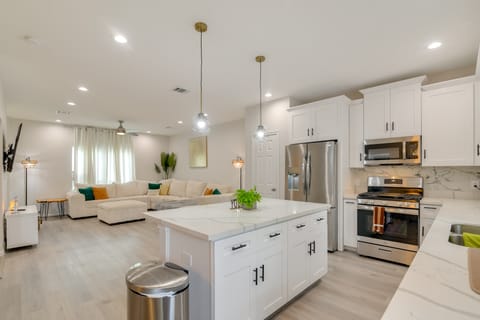 10 Mi to Downtown Houston: Family Home w/ Yard House in Houston