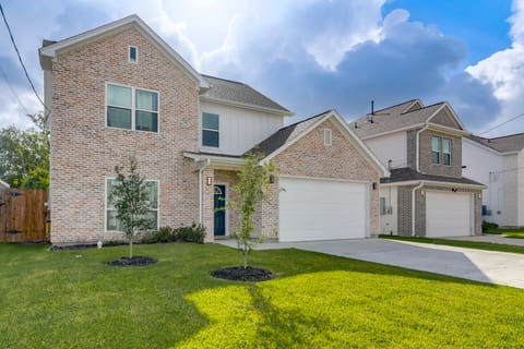 10 Mi to Downtown Houston: Family Home w/ Yard House in Houston
