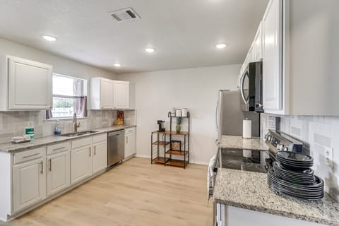 Fenced-In Yard: Family Home 4 Mi to Dtwn Killeen! House in Killeen