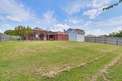 Fenced-In Yard: Family Home 4 Mi to Dtwn Killeen! House in Killeen