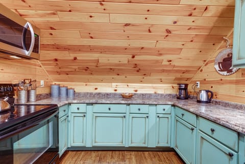 Hot Tub Haven 10 Mi to Hocking Hills State Park! House in Ohio