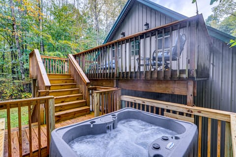 Hot Tub Haven 10 Mi to Hocking Hills State Park! House in Ohio