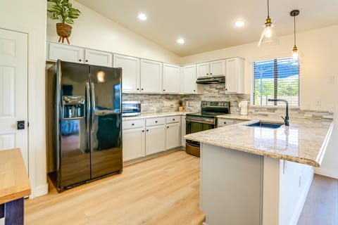 Putting Green & Pool! Peoria Home Near Sports House in Sun City