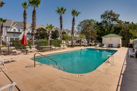 Community Pool & Beach Area: Navarre Townhome Apartment in Alabama