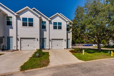 Community Pool & Beach Area: Navarre Townhome Apartment in Alabama