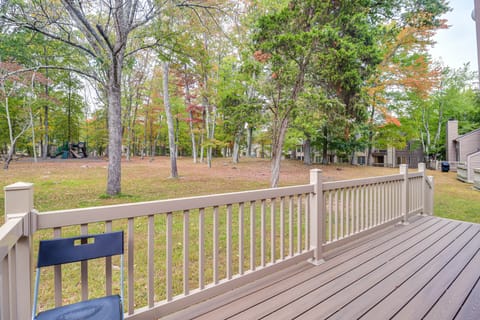 Family Gem w/ Deck Across From Shawnee Mountain! Apartment in Middle Smithfield