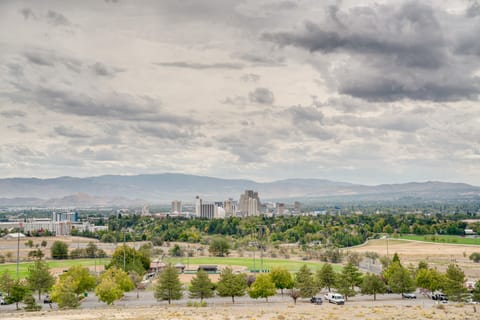 2 Mi to Dtwn Reno & UNR: City-View Townhome! Apartment in Reno