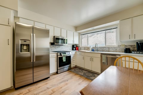 2 Mi to Dtwn Reno & UNR: City-View Townhome! Apartment in Reno