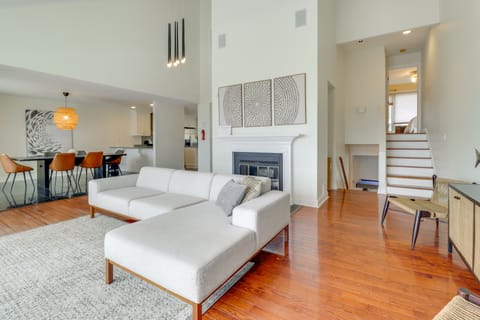 Pets Welcome: Beachfront Family Retreat in Norfolk House in Norfolk