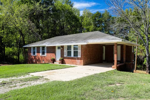 Game Day Getaway! Home w/ Yard, 4 Mi to Ole Miss House in Oxford