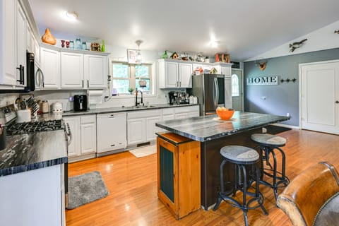 Pet Friendly Cabin w/ Hot Tub: 5 mi to River House in Wisconsin