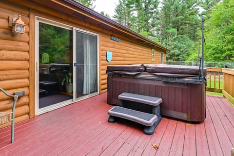 Pet Friendly Cabin w/ Hot Tub: 5 mi to River House in Wisconsin