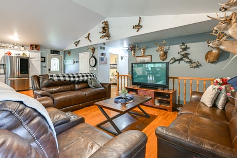 Pet Friendly Cabin w/ Hot Tub: 5 mi to River House in Wisconsin
