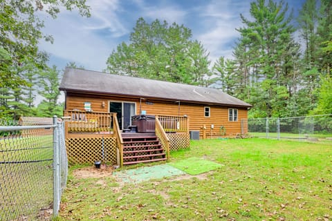 Pet Friendly Cabin w/ Hot Tub: 5 mi to River House in Wisconsin