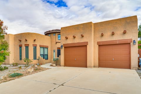 Easy ABQ Access: Large Family Home w/ Patio & Yard House in Rio Rancho