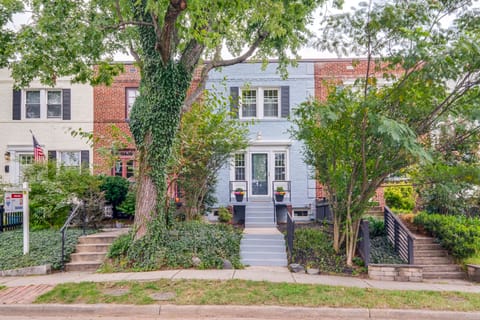1 Mi to Old Town Alexandria: Townhome w/ Patio Apartment in Alexandria