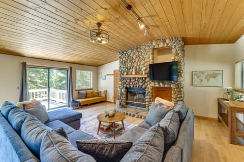 3 Mi to Lake Tahoe: Forest-View Sanctuary w/ Deck! House in Incline Village
