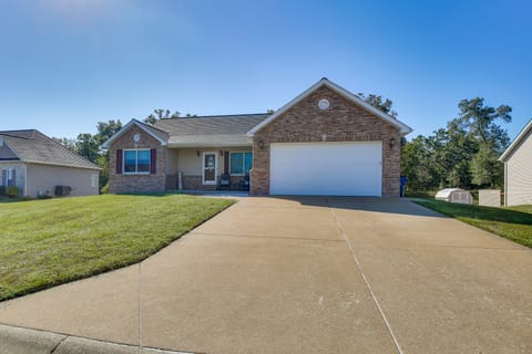 Bar, Pool Table & Yard! Spacious Union Home House in Ozark Mountains