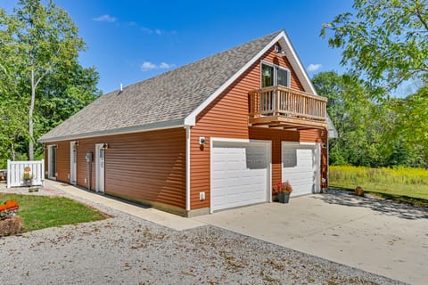 Trails & Fishing Pond: 4 Mi to downtown Apartment in Indiana