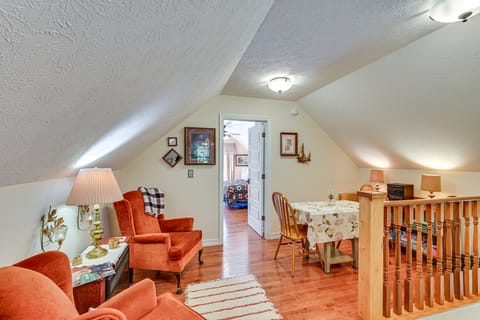 Trails & Fishing Pond: 4 Mi to downtown Apartment in Indiana