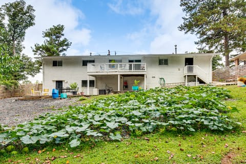 9 Mi to Downtown Atlanta: Home w/ Deck + Yard! House in Panthersville